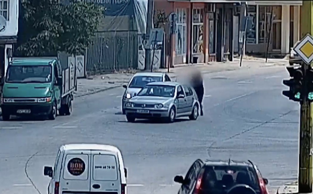 (ВИДЕО) Брутална пътна агресия в Габрово: Мъж удари жена и я събори на земята