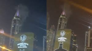 Отломки от прехваната иранска ракета удариха небостъргач в Дубай: пожар в Marina Tower 23 (ВИДЕО)