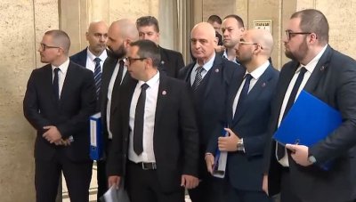 МЕЧ се регистрира за изборите, лидерът Радостин Василев остава блокиран в Дубай