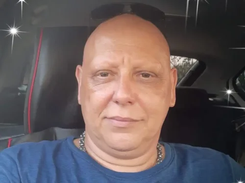 Полицай е намерен мъртъв с нож в сърцето: Колеги и съседи не вярват в самоубийство