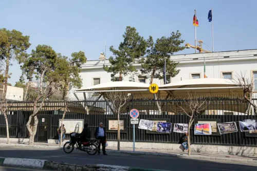 Германия изтегля дипломатите си от Техеран: служители на посолството са изведени по суша