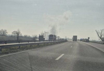 Пламнал камион блокира АМ &bdquo;Марица&ldquo; &ndash; движението към Пловдив спря