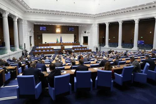 Парламентът с извънредно заседание: Ормузката блокада вдига цените на горивата, държавата минава на режим &bdquo;ежедневен контрол&ldquo;