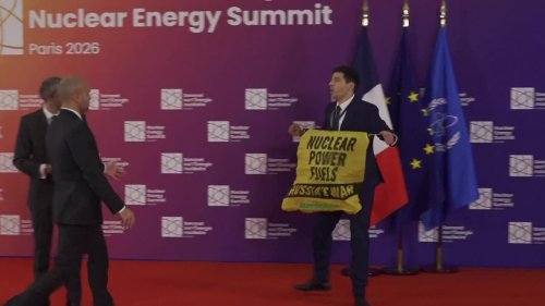 Грийнпийс нахлу на ядрен форум в Париж и прекъсна Макрон: &bdquo;Защо купуваме уран от Русия?&ldquo; (ВИДЕО)