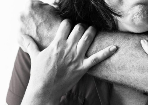 Удар с метална тръба по главата: Мъж от Ихтиман е обвинен за нападение над съпругата си