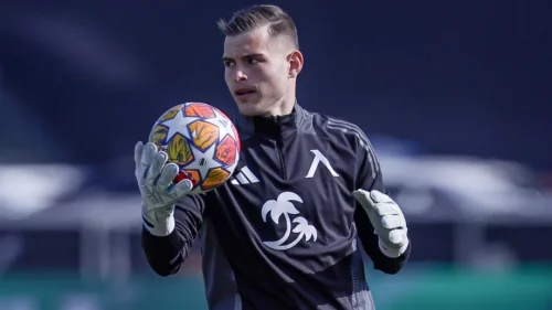 Напрежение на &bdquo;Герена&ldquo;: Левски рискува да остане без Вуцов в решаващите мачове