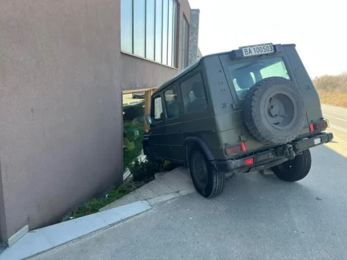 Военен джип се вряза в &bdquo;Бяла река&ldquo;