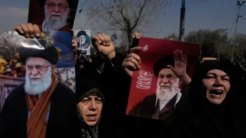 Иран излезе на улицата за новия върховен лидер: клетви за вярност и обещание за &bdquo;победа&ldquo;