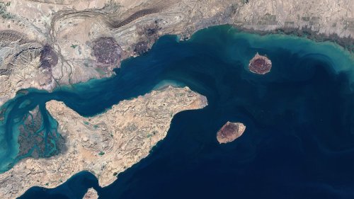 Иран предупреждава за пълно затваряне на Ормузкия проток