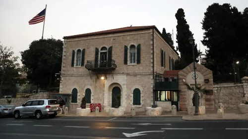 Отломки от иранска ракета удариха сграда, ползвана от американския консул в Йерусалим