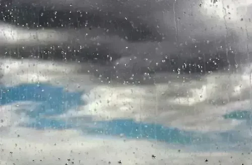 Времето се влошава: облаци, дъжд и сняг в планините, застудяването започва в сряда