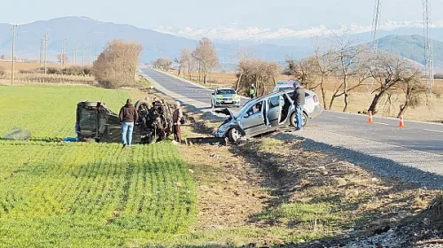 Кървава катастрофа край Радомир: двама загинали, четирима са в критично състояние