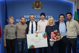 25 000 евро за Никола Цолов: Спортният министър награди българската звезда във Формула 2