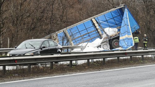 ТИР се обърна в канавката на &bdquo;Тракия&ldquo; край 56-и км: трафикът е затруднен