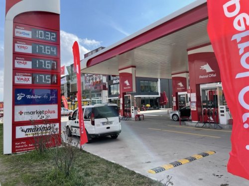 Българи тръгнаха към Турция за по-евтино гориво: разликата стига 20 цента на литър