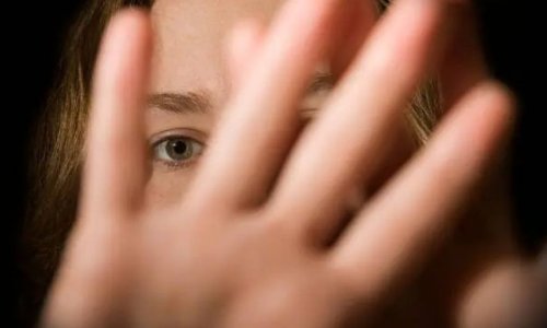 Шок на Крит: двама българи сред арестуваните за групово изнасилване на 17-годишна в Ханя