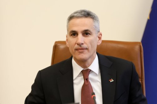 Гюров подготвя пакет срещу поскъпването: преговори с вериги, банки и телекоми тази седмица