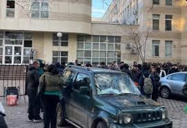 Опашки от тъмно и &bdquo;частни&ldquo; талони: Напрежението пред служба &bdquo;Миграция&ldquo; в Пловдив ескалира