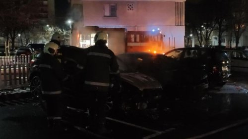 Нощен палеж в Казанлък: 3 коли изгоряха напълно, четвърта е със сериозни щети