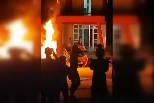 Бунт в Куба: протестиращи подпалиха офис на Комунистическата партия (ВИДЕО)