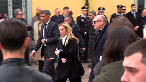 Освирквания и напрежение: Мелони в центъра на скандал на погребението на сепаратиста Умберто Боси (ВИДЕО)