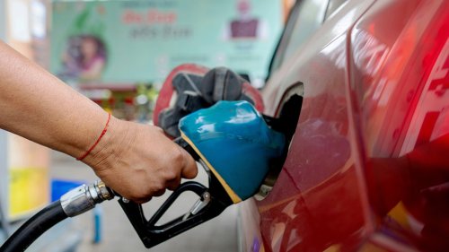 Скопие сваля ДДС върху горивата до 10% и обяви кризисно положение