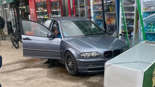 Кола се качи на тротоар в Габрово и помете хладилници