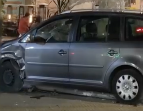 Кола с българска регистрация блъсна доставчик и се вряза в кафене в Атина (ВИДЕО)