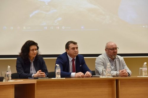 Смениха ли шефката на НИК? Кремена Илиева мълчи и препраща към МВР