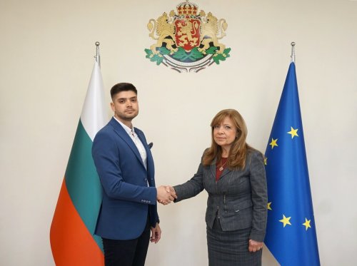 СНИМКИ показват: Зам.-областният управител на Хасково да отключва офис на &bdquo;Продължаваме промяната&ldquo; в Димитровград