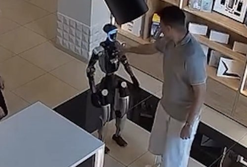 (ВИДЕО) Клиент блъсна робот, а той му отвърна