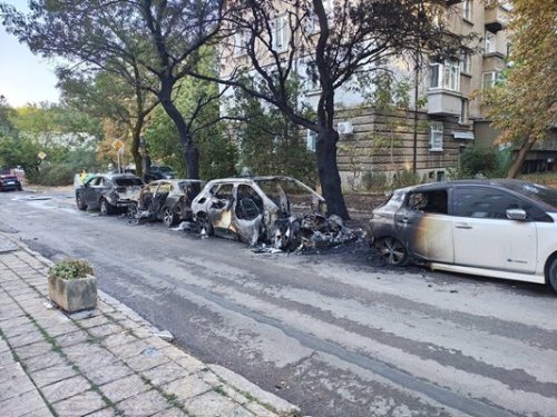 6 коли изгоряха в &bdquo;Лагера&ldquo;: Подозрения за умишлен палеж след нощен пожар в София