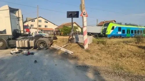 Влак и тир се удариха на околовръстния път на Враца: спряха движението между Бели Извор и Враца