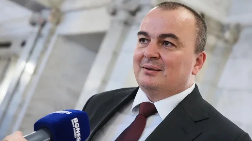 Министър Абровски реже заплатите на шефовете на държавните предприятия