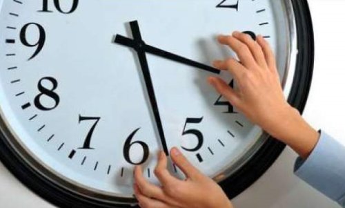 Връщаме часовниците на 25 октомври 2026: Какво точно се променя и защо Европа още не спира местенето