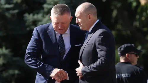 Фицо в София: Радев го посрещна с официална церемония и разговори за ключови теми в ЕС