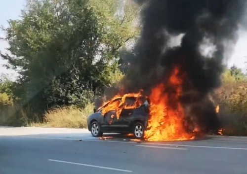 Горящ автомобил затруднява движението по &bdquo;Хемус&ldquo; в посока Варна