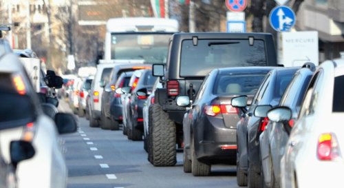 Голямото прибиране: Километрични колони към София