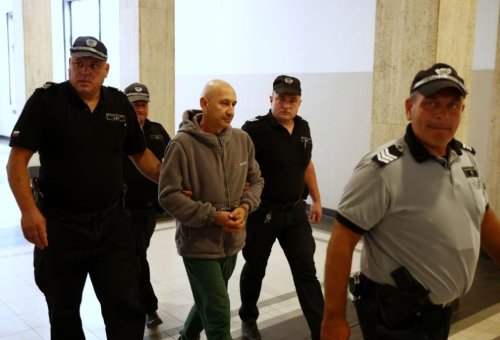 500 000 евро, палежи и заплахи: Обвиняемият за опожарените коли в София остава в ареста