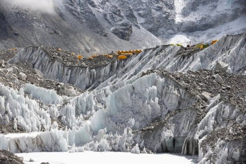 Отпадъците на катерачите ускоряват топенето на ледник край Еверест
