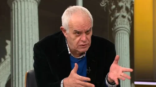 Райчев: Гюров &bdquo;бяга&ldquo; от големите теми, а Йотова печели от това