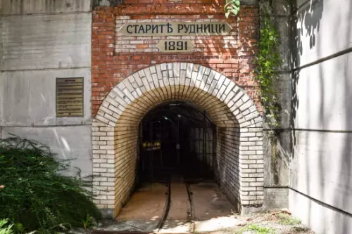(ВИДЕО) &bdquo;Мин индъстри&ldquo; дари исторически летопис на музея в Перник за 135-годишнината на мините