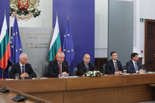 Правителството: Милиони от средства за мантинели са отивали към фирма, свързана с наш дипломат в ОАЕ и кръга около Делян Пеевски