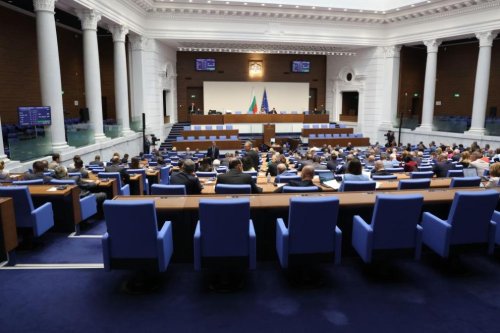 Минималната заплата влиза в нова ера: Парламентът прие новия механизъм, сумата за 2027 г. остава в спор
