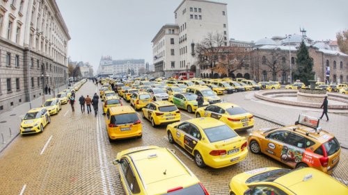 Такситата на бунт: Браншът готви протест заради BUS лентите и тарифите
