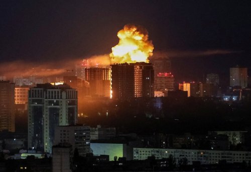 Тежка нощ на удари: Жертви в Днепър, ранените в Киев, пожар в руски нефтозавод