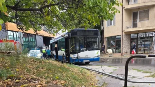 Автобус излетя от пътя и се заби в стълб във Варна: ранено е 6-годишно дете