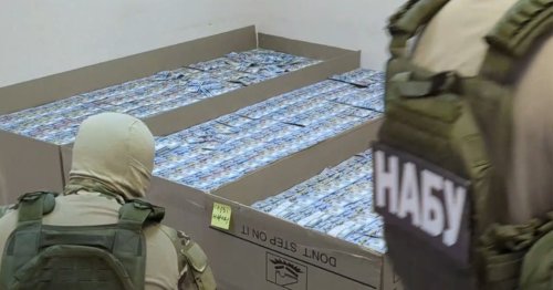 (ВИДЕО) Над $140 млн. в кашони с надпис &bdquo;За Слуга на народа&ldquo;: Какво откри НАБУ при обиск в офиси на бившия ръководител на Агенцията за отбранителни покупки