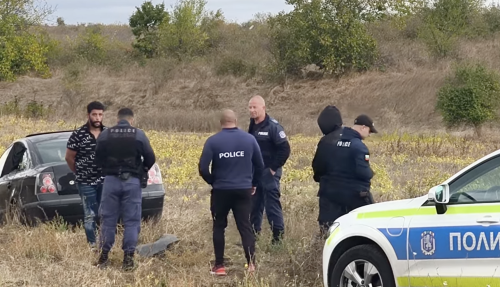 (ВИДЕО) 35 км гонка с полицията край Бургас: бягството свърши в нивите, дрога и шофьор без книжка