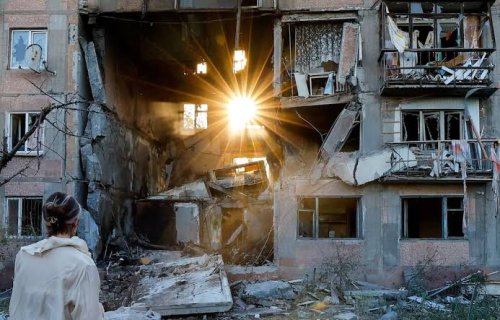 Нощ на разрушения в Украйна: Унищожен склад, сринати етажи и страх от интернет колапс